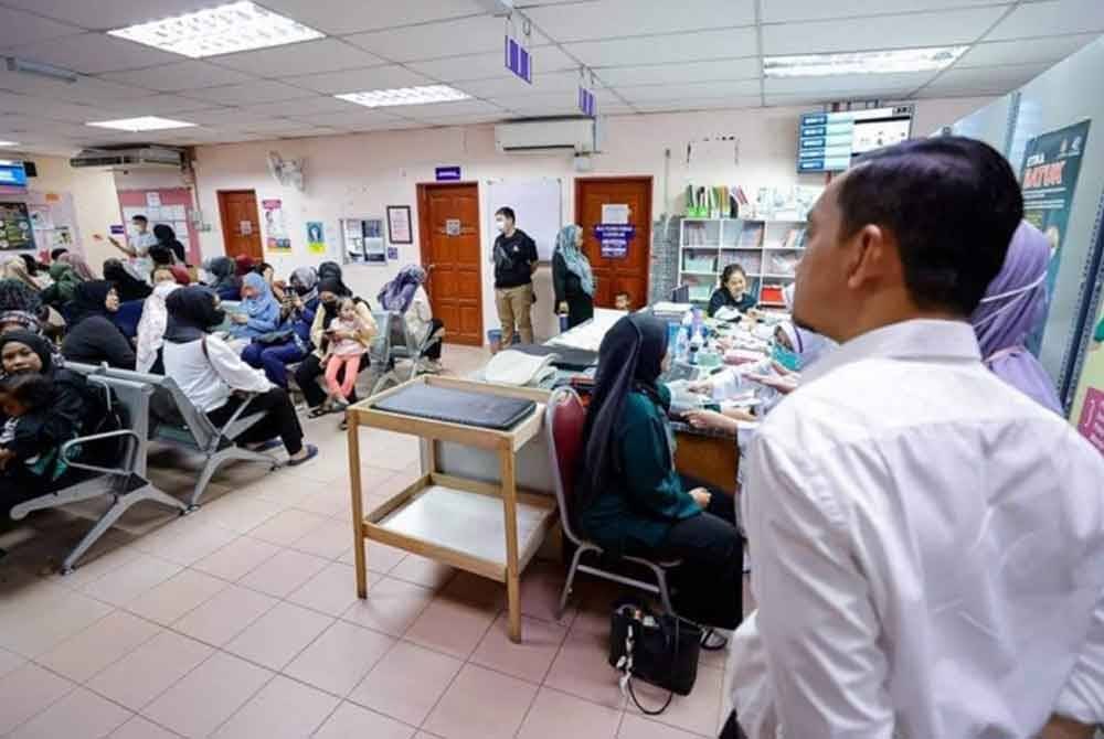 Onn Hafiz meninjau keadaan klinik kesihatan yang disifatkan sebagai uzur. - Foto: Facebook Onn Hafiz