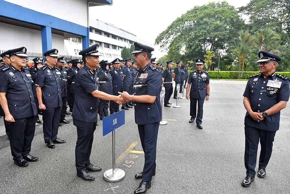 Razarudin bersalaman dengan pegawai JSJK semasa Perhimpunan Bulanan di Bukit Aman pada Jumaat. Foto PDRM