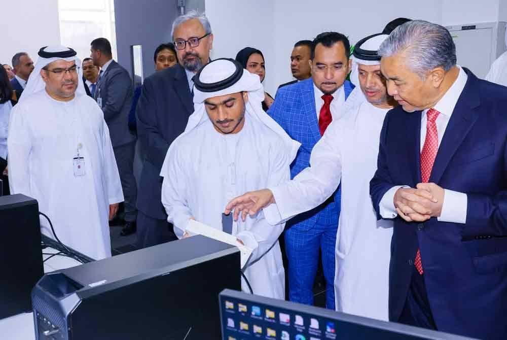 Ahmad Zahid (kanan) bersama delegasi Malaysia semasa mengadakan lawatan ke Actvet Abu Dhabi Centre for Technical and Vocational Education and Training (ACTVET). Foto Facebook Ahmad Zahid Hamidi