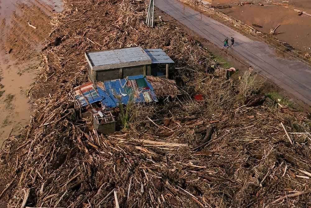 Keadaan salah sebuah rumah yang terjejas selepas Usagi membadai bandar Gonzaga, wilayah Cagayan pada Khamis. - Foto AFP