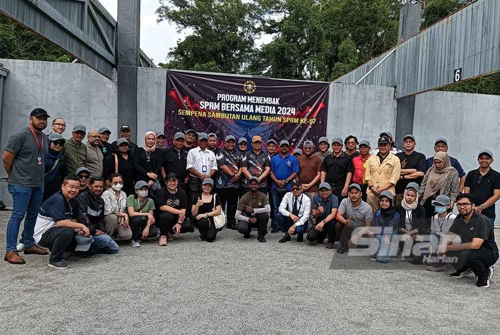 Azam (tengah) bersama pengamal media semasa program menembak SPRM bersama media sempena sambutan ulang tahun SPRM ke-57 di Lapang Sasar Maktab Penjara Malaysia, Kajang, Selangor pada Sabtu. Foto Sinar Harian-HISYAMUDDIN AYUB