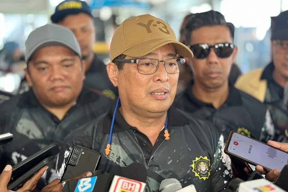 Azam ketika ditemui pemberita selepas Program Menembak SPRM Bersama Media 2024 di Lapang Sasar Maktab Penjara Malaysia, Kajang, pada Sabtu.