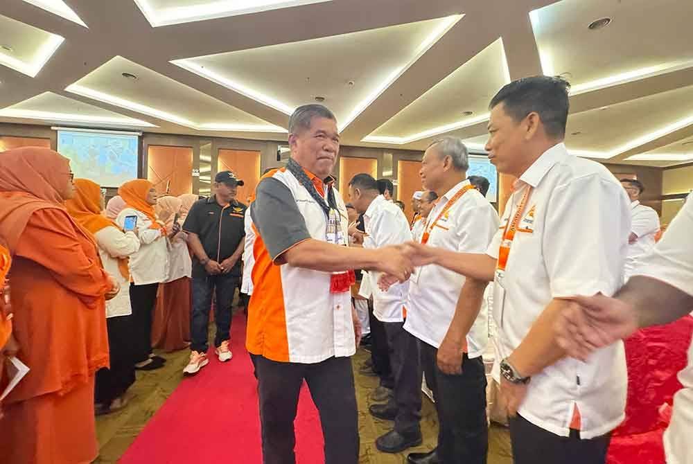 Mohamad bersalaman dengan perwakilan Amanah Pulau Pinang ketika hadir merasmikan Konvensyen Amanah Pulau Pinang 2024 pada Sabtu.