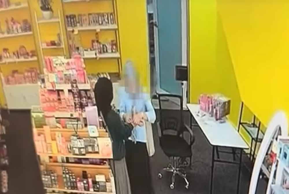 Tangkap layar rakaman CCTV yang memaparkan kejadian itu.