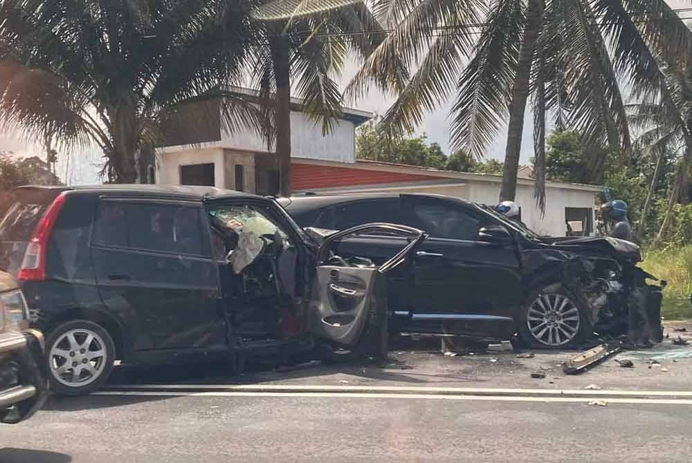 Seorang gadis maut manakala dua lagi cedera parah selepas Perodua Viva dinaiki mereka terlibat kemalangan dengan dua kenderaan lain di Jalan Kadok-Ketereh, Kota Bharu pada Sabtu. Foto PDRM