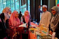 Normah Hanum melihat al-Quran dan tafsir di ruang pameran sempena program Imarah Al-Quran di UTP pada Sabtu.