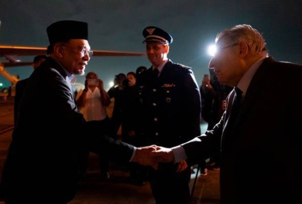 Anwar tiba di Pangkalan Tentera Udara Galeao Rio De Janeiro disambut antara lain oleh Timbalan Komander Leftenan Kolonel Buch Itamaraty. Foto PMO