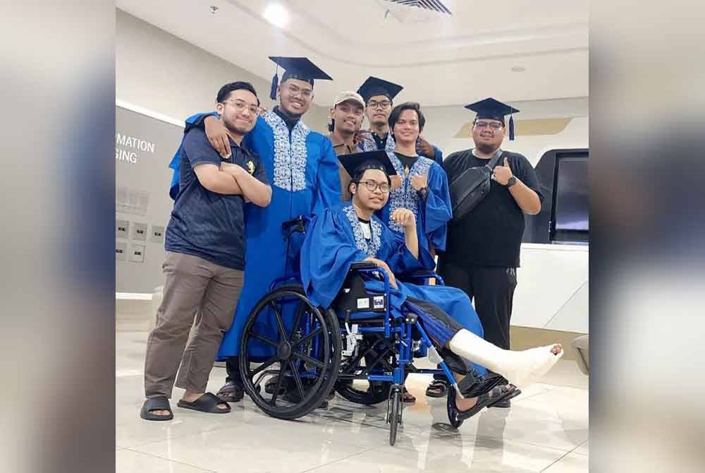 Rakan buat kejutan bergambar pra-konvo di wad hospital selepas sahabat baiknya, Hazim Safwan (duduk) terlibat kemalangan jalan raya dua minggu lalu. FOTO/ Muhammad Adam Fitri.