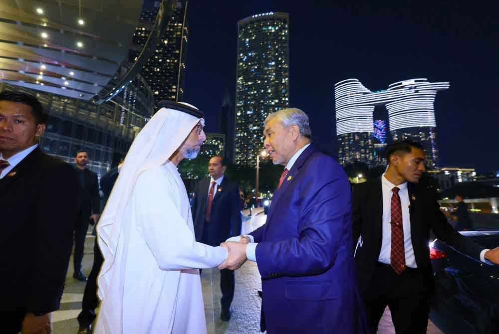 Ahmad Zahid (kanan) ketika disambut Suhail Mohamed dalam satu pertemuan untuk membincangkan mengenai perkongsian strategik di antara Malaysia-UAE di Dubai pada Sabtu.