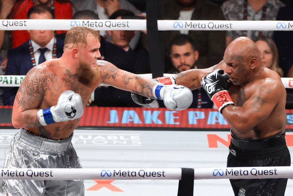 Pertarungan Jake Paul (kiri) dan Mike Tyson meraih 60 juta tontonan di Netflix. Foto AFP