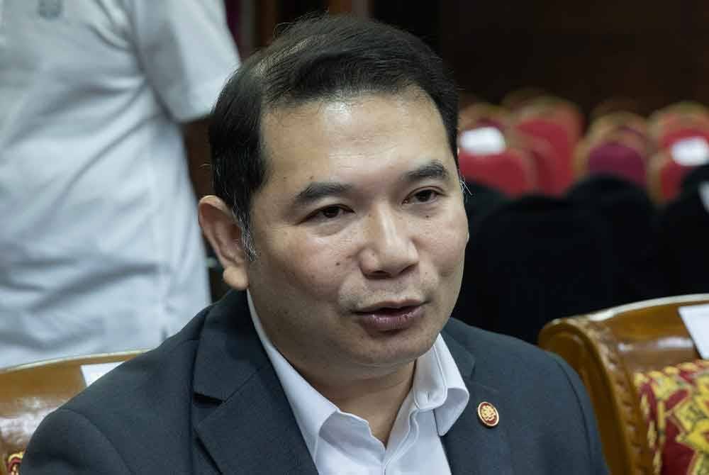 Menteri Ekonomi, Rafizi Ramli pada sidang media selepas Sesi Libat Urus Rancangan Malaysia ke-13 (RMK13) bersama Kerajaan Negeri Kelantan di Kota Darul Naim hari ini. Foto Bernama