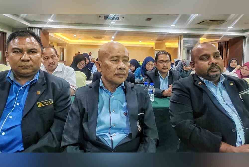 Asman (tengah) bersama Ahli Majlis Tertinggi AUEGCAS Kebangsaan 2024 di sebuah hotel di Ayer Keroh pada Ahad.