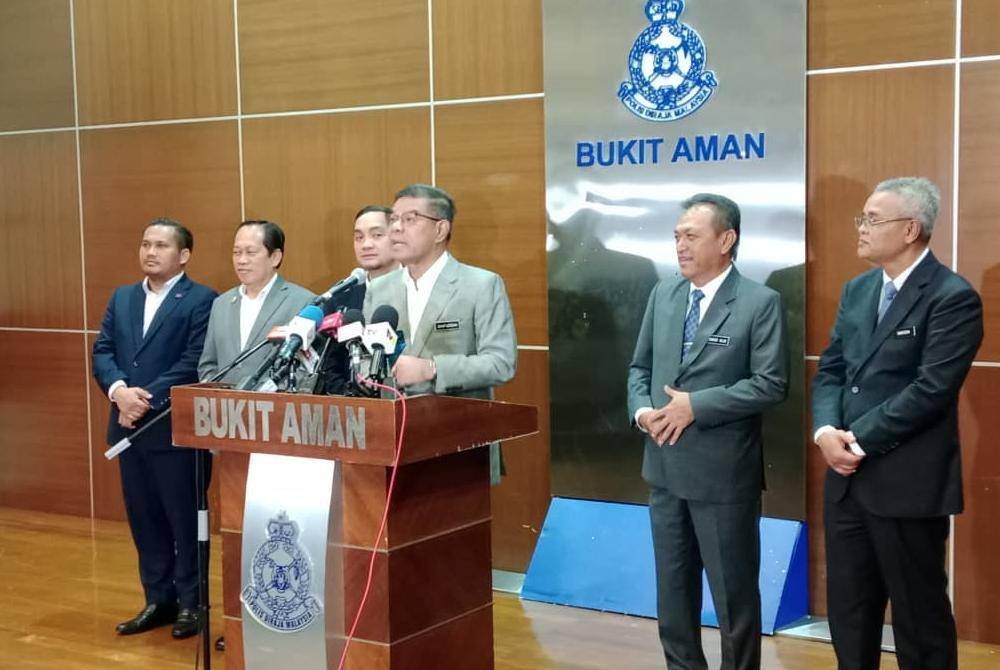 Saifuddin Nasution (tengah) ketika sidang akhbar selepas Mesyuarat Jawatankuasa Khas Menangani Kesesakan Tambak Johor di Bukit Aman pada Isnin.