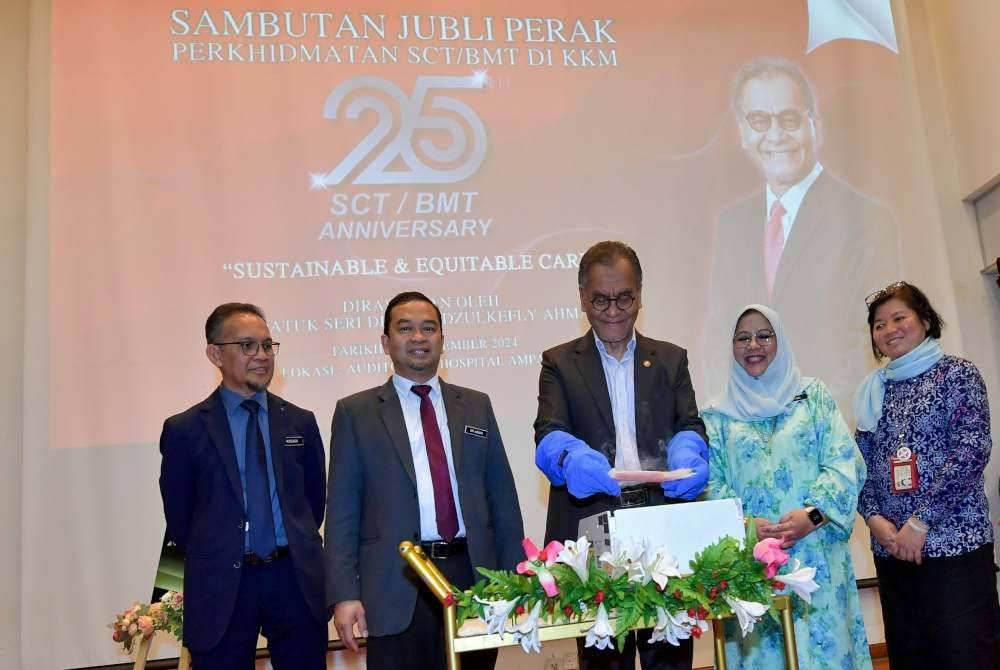 Dr Dzulkefly (tengah) menyempurnakan gimik Sambutan Jubli Perak Perkhidmatan SCT/BMT di Hospital Kementerian Kesihatan Malaysia (KKM) pada Isnin. Foto Bernama