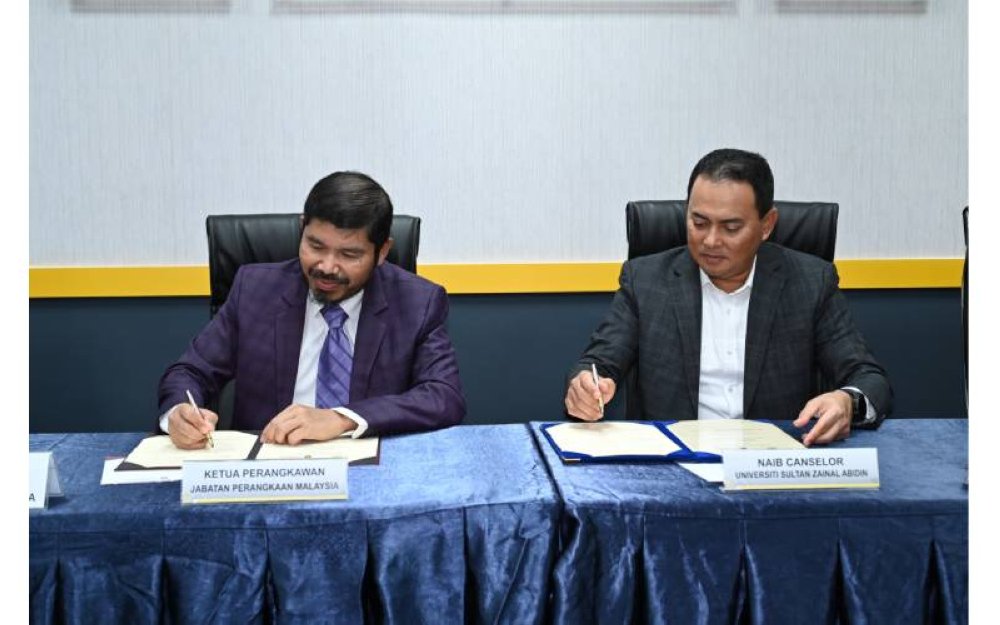 Memorandum Persefahaman (MoU) berkenaan ditandatangani oleh Ketua Perangkawan Malaysia, Datuk Seri Dr. Mohd Uzir Mahidin (kiri) dan Naib Canselor UniSZA, Prof Datuk Dr. Fadzli Adam