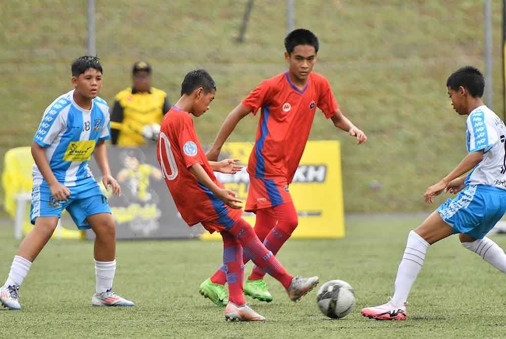 Aksi pemain NFDP A dan pemain Pattaya United dalam perlawanan akhir pada Isnin.