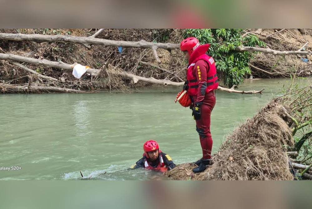 Pasukan bomba menjalankan operasi dengan memfokuskan pencarian di kawasan kayu dan pokok tumbang di Sungai Air Beruk di Gerik.