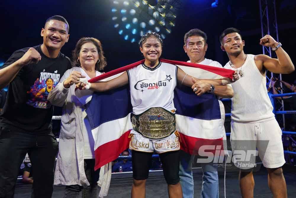 Adik ipar kepada juara ONE Championship Rodtang Jitmuangnon, Zaidania (tengah) yang menumpaskan lawannya Amisha Azrilrizal dari Ring Cruiser Gym Malaysia untuk merangkul Tali Pinggang CTDK dan Simplysiti. pertarungan adik ipar kepada juara ONE Championship Rodtang Jitmuangnon, Zaidania yang menumpaskan lawannya Amisha Azrilrizal dari Ring Cruiser Gym Malaysia untuk merangkul Tali Pinggang CTDK dan Simplysiti. Foto SINAR HARIAN-ROSLI TALIB