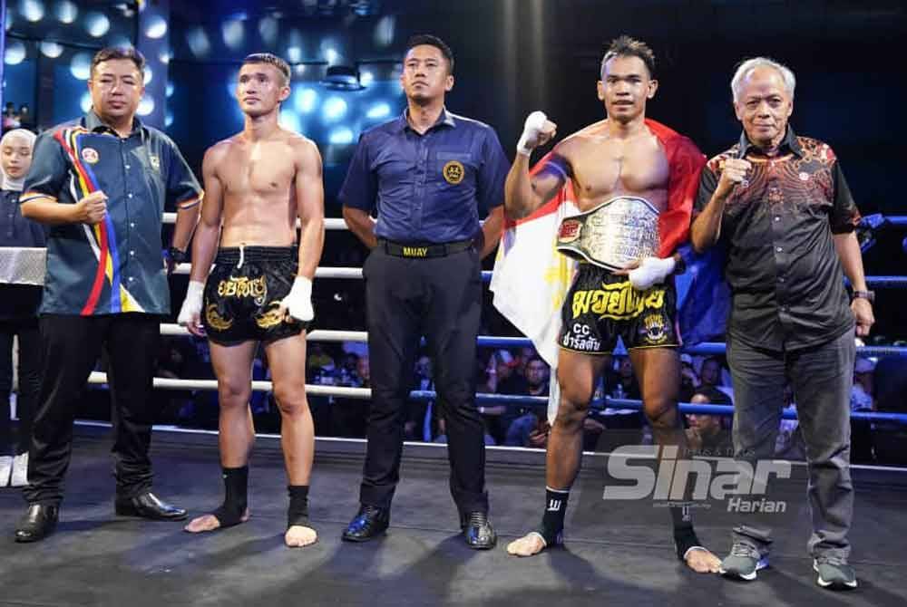 Muhammad Nasir (kanan) bersama Cardoba (dua dari kanan) yang memenangi Tali Pinggang Sinar Harian dan DBKL. Foto SINAR HARIAN-ROSLI TALIB