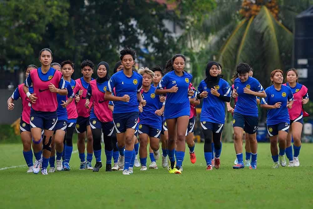 Pemain Malayan Tigress giat menjalani sesi latihan semasa Kem Latihan Pusat Skuad Malayan Tigress, di Wisma FAM, pada Isnin.