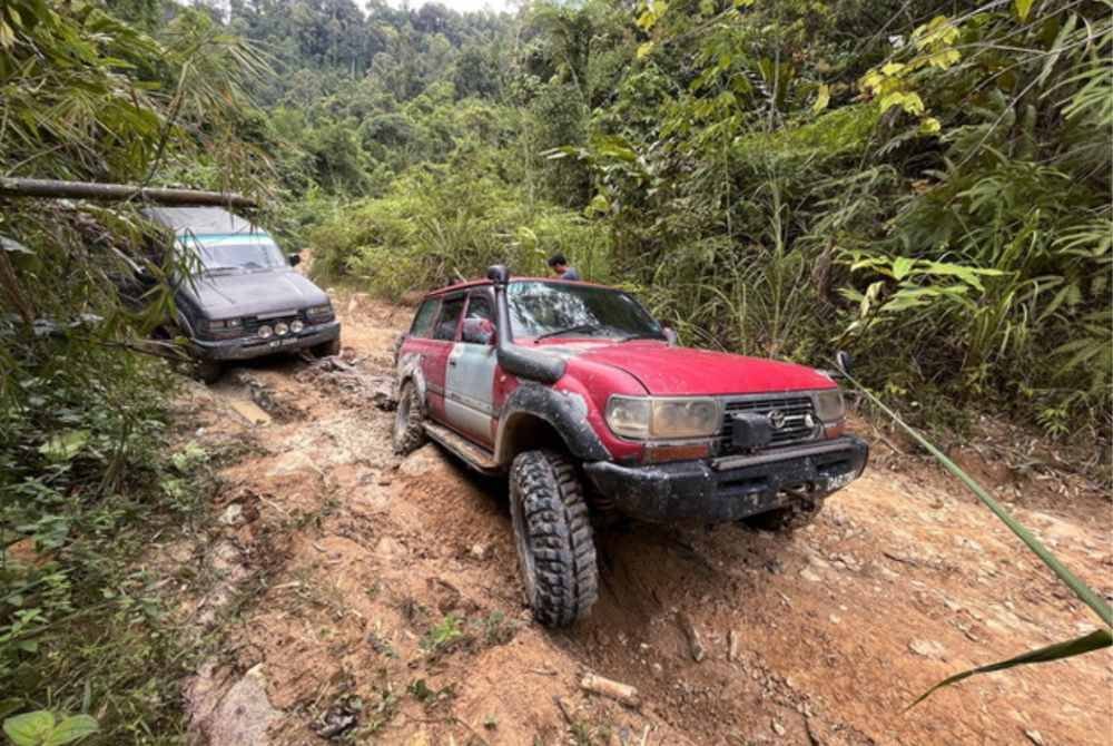 Aktiviti sukan kenderaan lasak ketika musim hujan memburukkan lagi keadaan jalan perhubungan di kawasan perkampungan Orang Asli. Gambar hiasan