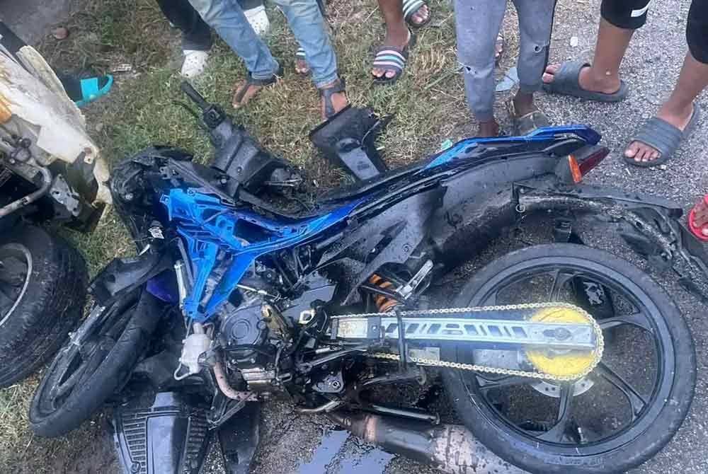 Lelaki berusia 21 tahun yang menunggang motosikal jenis Yamaha Y16 meninggal dunia di tempat kejadian dalam kemalangan di Kilometer 36 Jalan Klang-Teluk Intan pada Isnin.