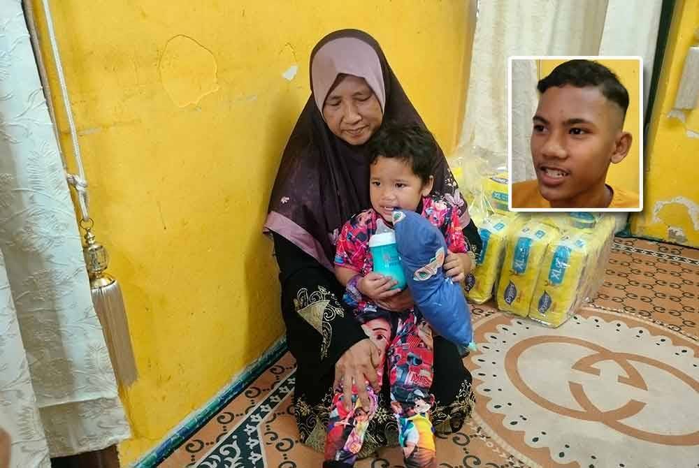 Aisyah masih memanggil ibunya dan sering ditenangnya neneknya di kediaman mereka di Flat Taman Cendana Pasir Gudang. Gambar kecil: MUHAMMAD IKMAL