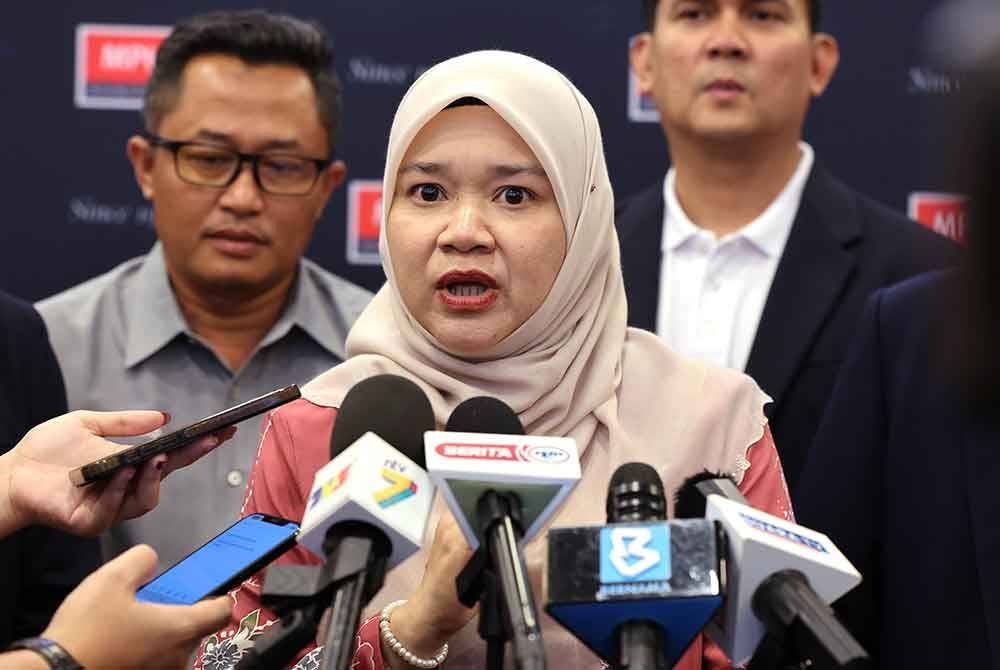 PUTRAJAYA, 19 Nov -- Menteri Pendidikan Fadhlina Sidek ketika ditemui media pada majlis perasmian sebuah kedai buku hari ini.
--fotoBERNAMA (2024) HAK CIPTA TERPELIHARA