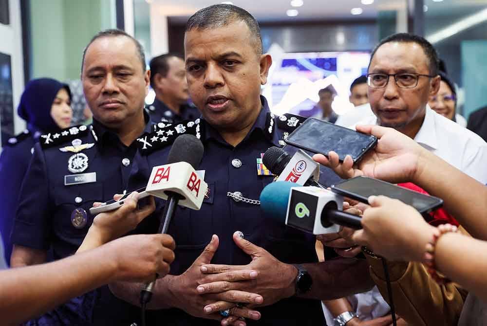 Ayob Khan bercakap ketika sidang media ringkas selepas menyampaikan ceramah pada sambutan Hari Integriti Peringkat Majlis Bandaraya Kuantan 2024 di sini hari ini. Foto Bernama