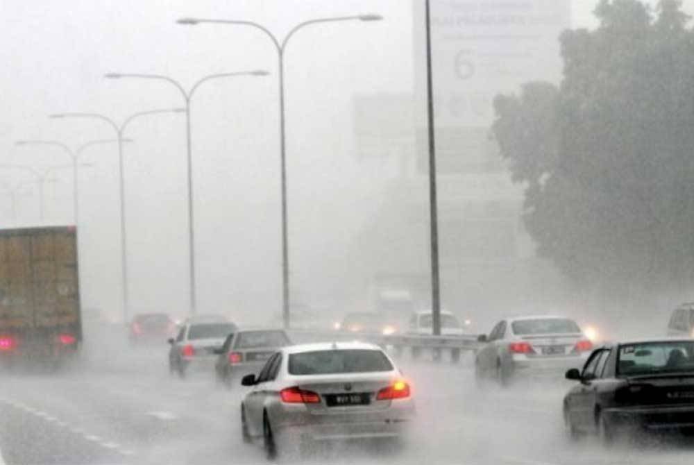 Luruan monsun membawa hujan lebat berterusan yang kini berlaku di timur dan selatan Semenanjung dijangka berlanjutan hingga hujung November ini. Gambar hiasan 