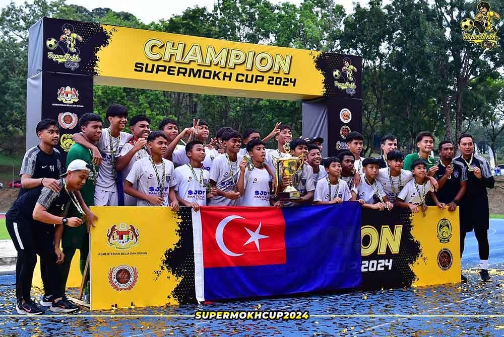 Akademi JDT selaku juara B-14 selepas menumbangkan kelab Thailand, Buriram United 2-1.