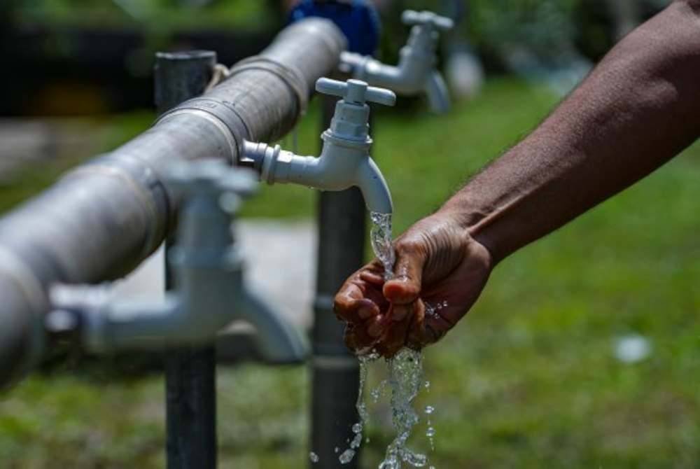 Kerajaan menyasarkan untuk mengurangkan Air Tidak Berhasil (NRW) kepada 31 peratus menjelang tahun depan berbanding 37.1 peratus kini. Gambar hiasan