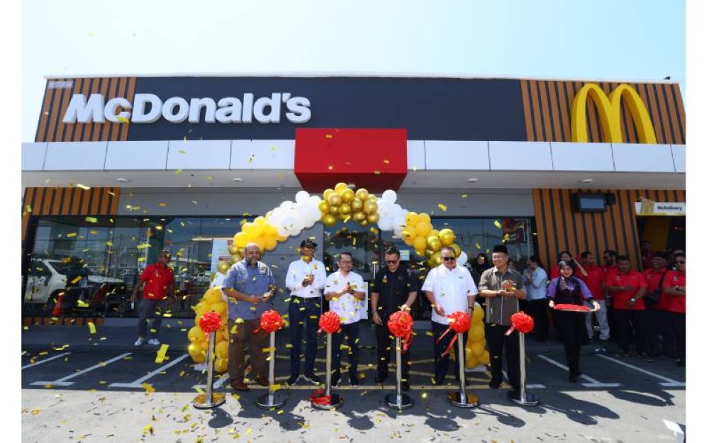 Pengarah Urusan dan Rakan Operasi Tempatan McDonald’s Malaysia, Datuk Azmir Jaafar (dua dari kiri) bersama tetamu jemputan yang hadir ketika Majlis Perasmian McDonald’s Pandu-Lalu Tuaran Town, di sini pada Oktober lepas. 