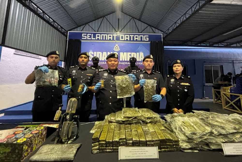 Naazron (tengah) menunjukkan rampasan ganja dibuat di sekitar Semenyih, Selangor pada Jumaat yang dianggarkan bernilai setengah juta.