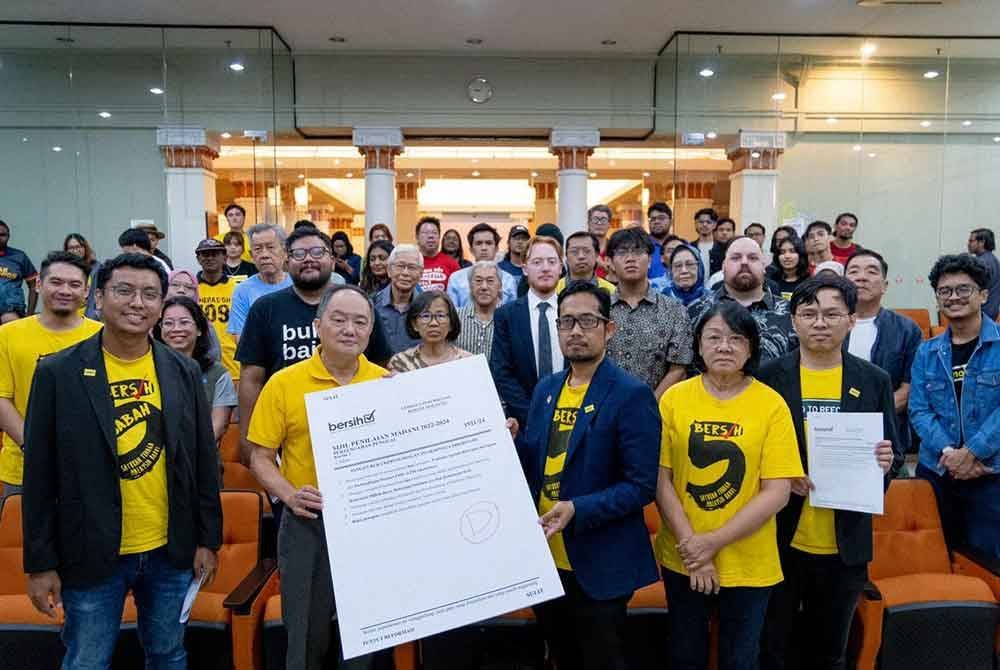 Muhammad Faisal (tiga dari kanan) bersama Maria (dua dari kanan) dan Thomas (dua dari kiri) ketika merasmikan Laporan Penilaian Dua Tahun Kerajaan Madani (2TM) oleh Bersih di sini, pada Selasa. Foto ihsan Adom Teh/Bersih