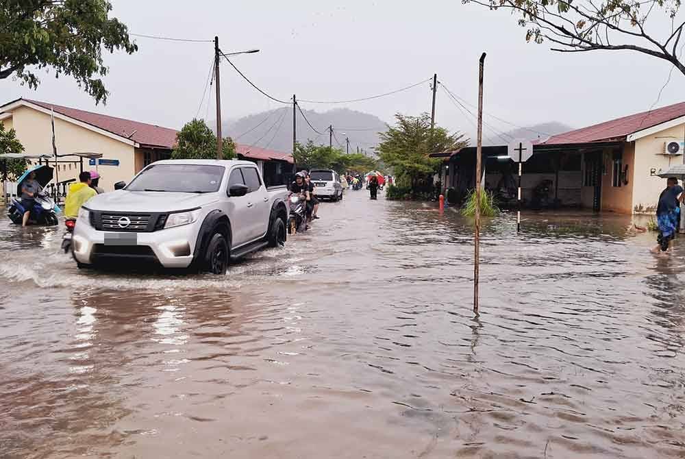 Keadaan di Taman Perumahan Rakyat Teluk Kalong yang mula dinaiki air sejak jam 2 petang pada Selasa.