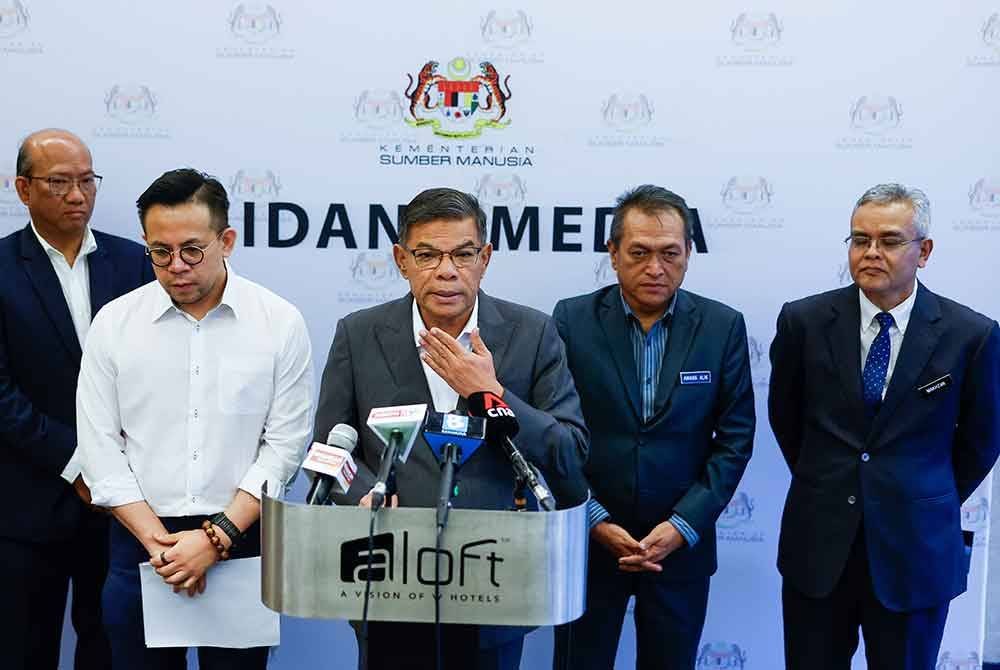 Saifuddin Nasution dan Steven Sim ketika sidang media selepas menghadiri Mesyuarat Jawatankuasa bersama antara Menteri Dalam Negeri dan Menteri Sumber Manusia mengenai Pengurusan Pekerja Asing Kali ke -12 di sebuah hotel, pada Selasa. Foto Bernama