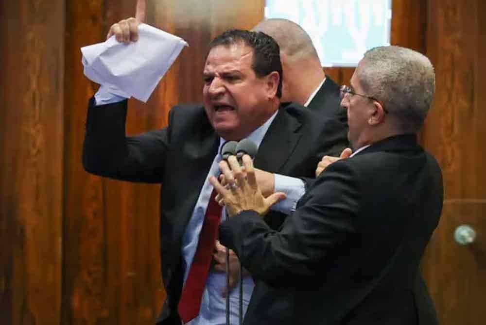 Odeh diusir beberapa individu selepas Speaker Knesset mengarahkan beliau meninggalkan dewan itu. Foto Agensi