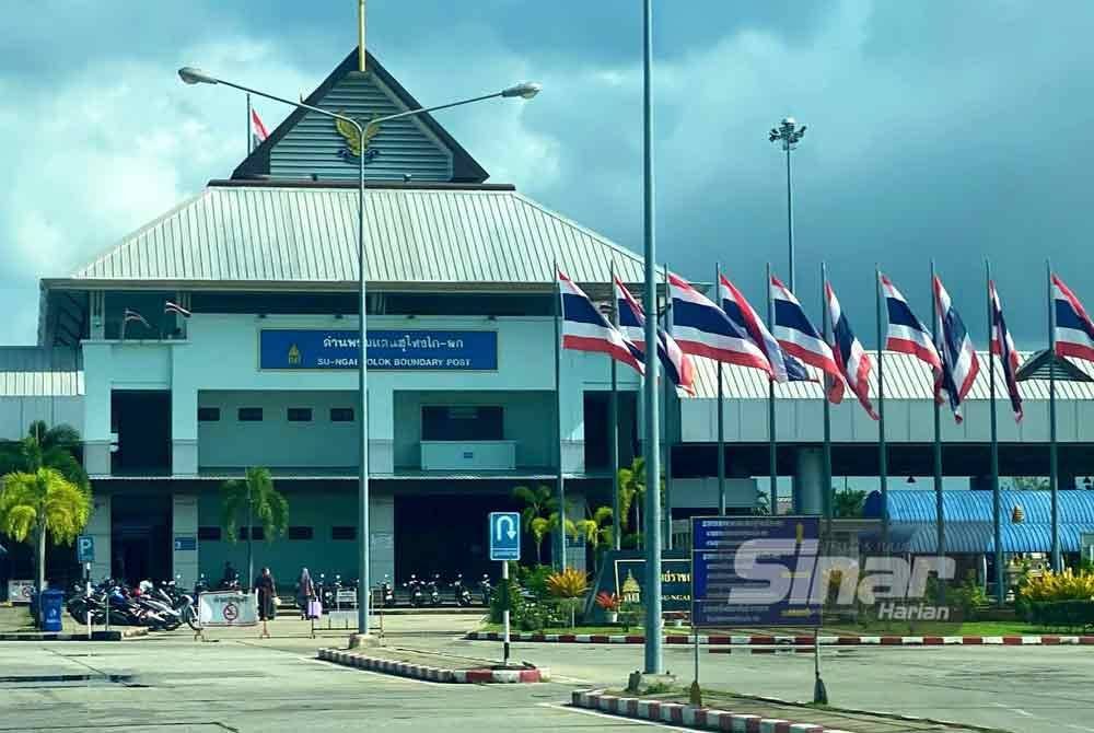 Pekan Golok diibaratkan &#039;syurga&#039; buat golongan lelaki kerana di sini terdapat hampir 100 pusat hiburan seperti karaoke, disko dan dangdut.