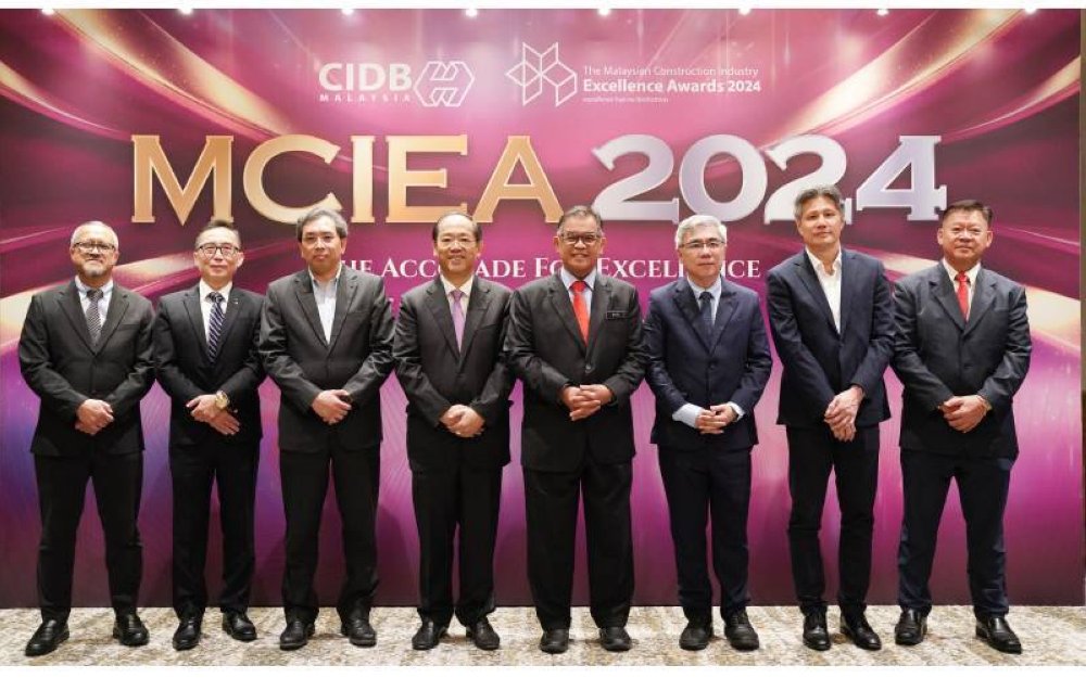 Dari kiri: Adil Putra; Teoh Teik Thiam; Mohd Zarif; Keng Cheng; Mohd Zaid; Soon Aik; Heng Wai dan Wong Kwan
Song bergambar selepas selesai sidang media Majlis Anugerah Kecemerlangan Industri Pembinaan Malaysia
(MCIEA) 2024 yang diadakan pada Isnin.