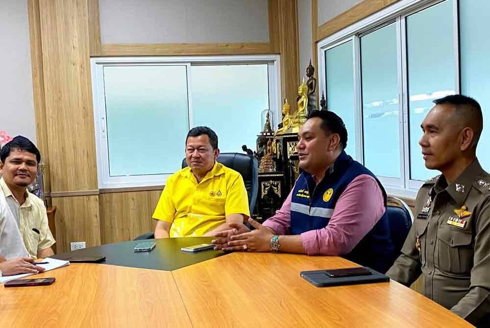 Anirut (tiga dari kanan) bersama Jadsadavit (kanan) dan Amin (dua dari kanan) semasa sidang akhbar di Pekan Golok, Thailand.