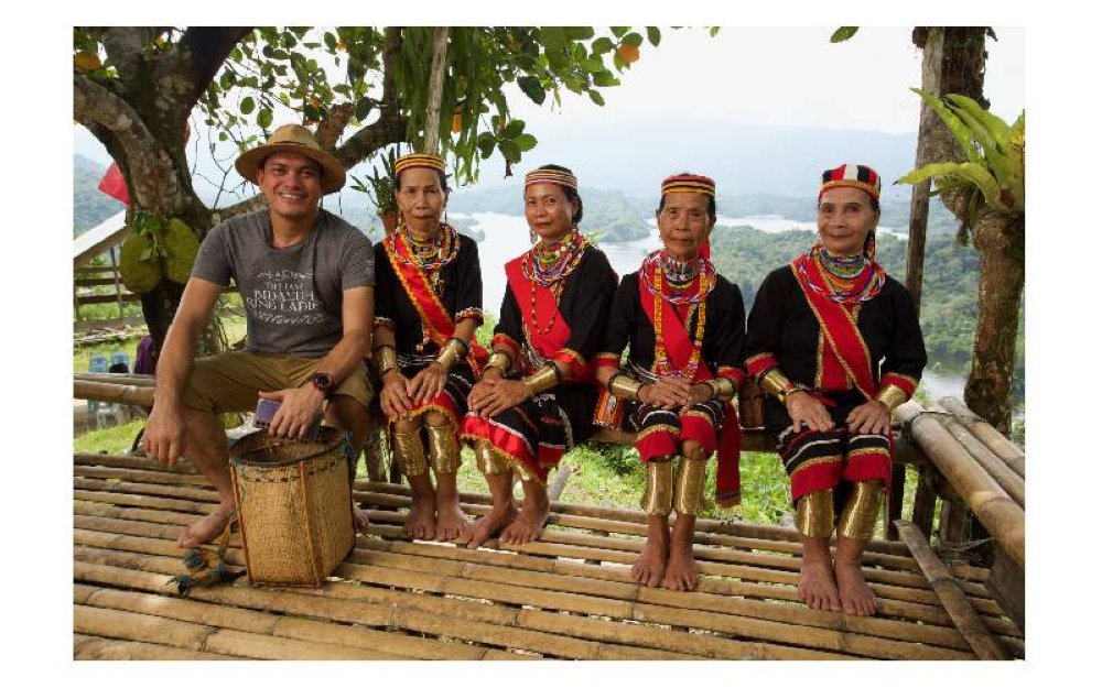 Penerbit dan pengarah dokumentari Malaysia, Rosli Mohd Nordin Rosli bersama empat wanita Bidayuh di empangan Benggoh, Kuching yang menjadi subjek dalam dokumentari yang bertajuk &#039;Wanita Bidayuh Bergelang Tembaga Terakhir&#039;.