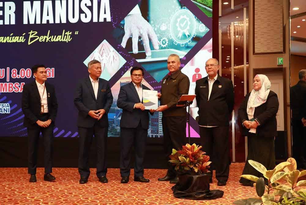 Datuk Bandar Shah Alam, Datuk Mohd Fauzi Mohd Yatim (tiga dari kiri) di majlis pelancaran Buku Pelan Strategik Rakan Pembimbing Perkhidmatan Awam (Akrab) dan Sambutan Hari Integriti dan Hari Sumber Manusia di Dewan Bankuet, Wisma MBSA pada Rabu.