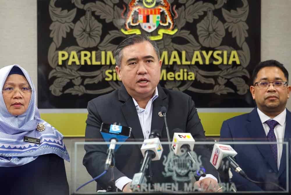 Anthony Loke bercakap pada sidang media bersempena Mesyuarat Ketiga Penggal Ketiga Parlimen ke-15 di Bangunan Parlimen hari ini. Foto Bernama