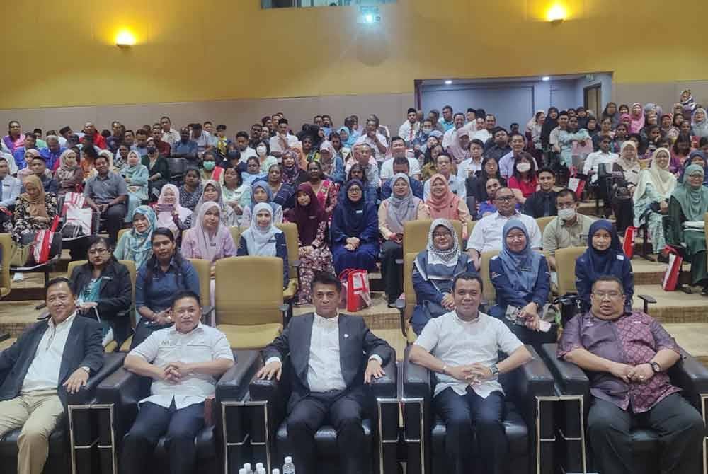 Muhammad Faiz (duduk, depan tiga dari kanan) bersama penganjur dan peserta pada Seminar Kenegaraan Madani di Auditorium STDC Kuala Selangor pada Rabu.