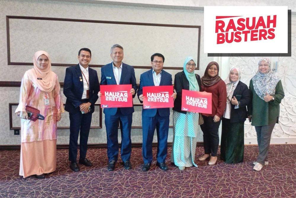 Ketua Pegawai Eksekutif Yayasan Sinar Untuk Malaysia (#RasuahBusters), Nurhayati Nordin (empat dari kanan) dan Datuk Bandar Shah Alam, Datuk Mohd Fauzi Mohd Yatim (lima dari kanan) bersama tetamu di program Sambutan Hari Integriti dan Hari Sumber Manusia di Dewan Bankuet, Wisma MBSA pada Rabu.