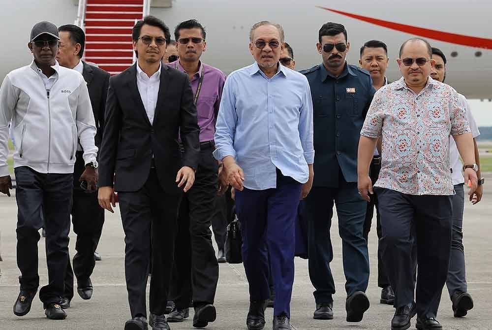 Anwar selamat tiba di tanah air hari ini selepas mengadakan lawatan ke empat negara iaitu Mesir, Arab Saudi, Peru dan Brazil bermula 9 November lepas hingga semalam. Foto Bernama