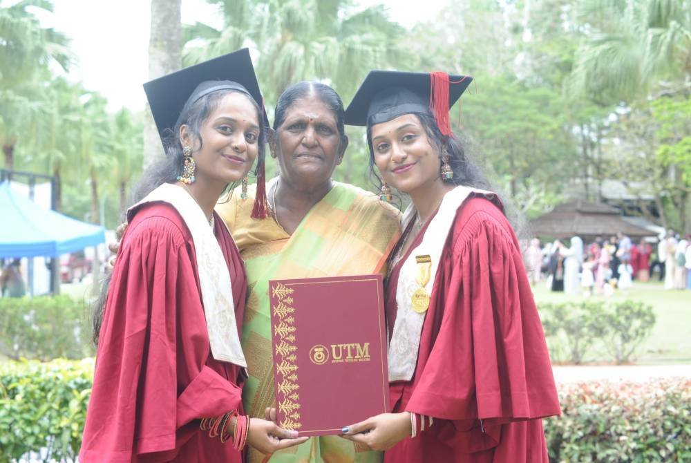 Pasangan graduan kembar S Yamuna (kiri) dan S Yasodaa (kanan) bersama nenek mereka A. Lechumy sempena Konvokesyen UTM ke 68, di Skudai Johor Bahru pada Rabu.