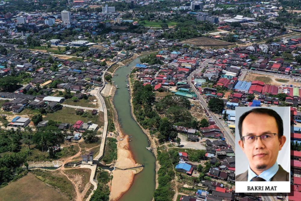 Pekan Golok (kiri) dan Rantau Panjang (kanan) hanya dipisahkan oleh Sungai Golok yang cetek. (Gambar kecil: Bakri Mat)