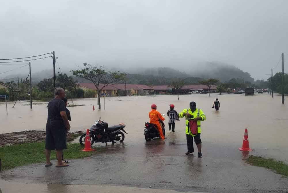 Daerah Kemaman paling terjejas dengan 2,566 mangsa masih berlindung di lima PPS pada pagi Khamis. Foto APM Kemaman